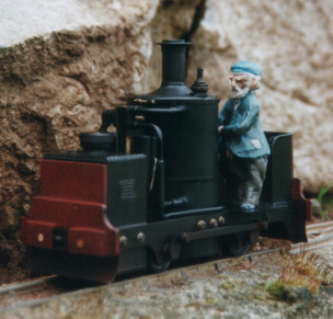 Dewinton vertical boiler model locomotive. Colin Binnie`s garden railway